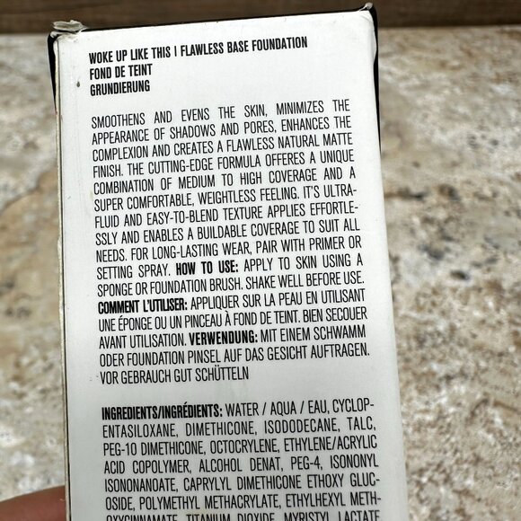 Bundle IL Makiage Flawless Base Foundation Woke Up #040, Blending Brush #100 - Picture 5 of 11